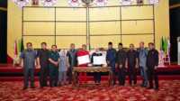 Ketua DPRD Musi Rawas bersama Bupati Musi Rawas menunjukkan naskah MoU pengesahan APBD-P 2022. (foto: abk)