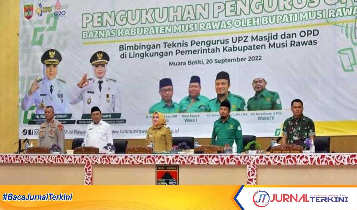 Bupati Musi Rawas Hj Ratna Machmud mengukuhkan pengurus UPZ Baznas dan bimtek pengurus UPZ, Selasa (20/9/2022). (foto: abk)