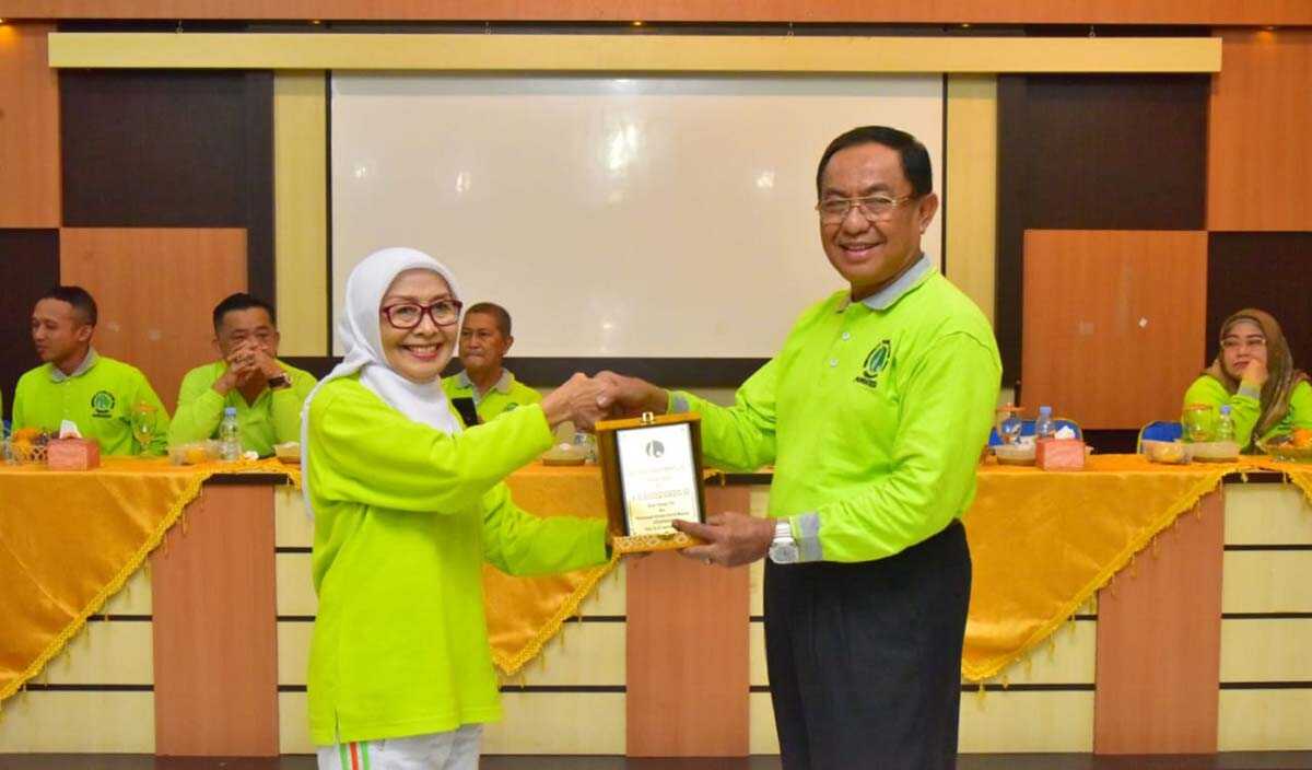 gerapan indragiri hilir mencangkan gerakan melawan osteoroposis-3 Bupati Inhil menyerahkan cenderamata kepada Ketua Tim Penggerak PKK Inhil di sela pencanangan Gerakan Indragiri Hilir Melawan Osteoporosis, Kamis (22/9/2022). (foto: istimewa)