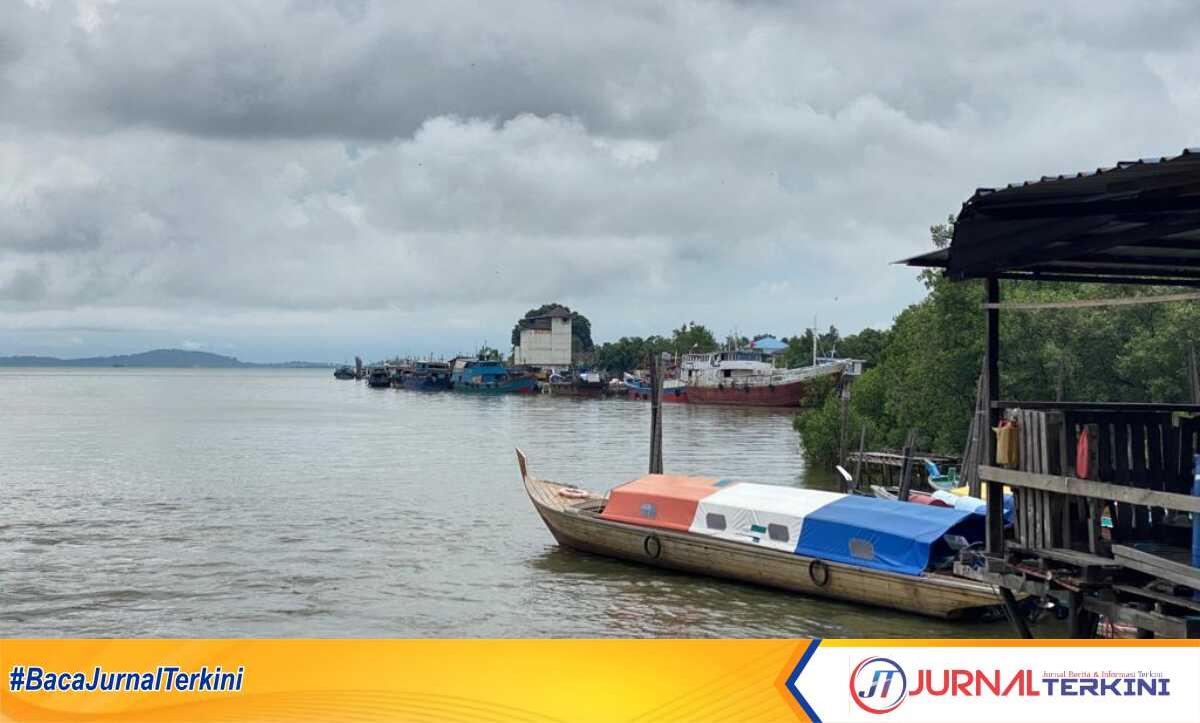 Pelabuhan rakyat di Kolong, Tanjung Balai Karimun tampak dari kejauhan. (foto: yra)
