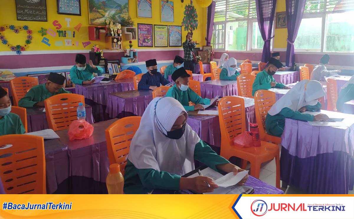 SMPN-1-Karimun-1200x742 Ilustrasi: Siswa salah satu sekolah di Karimun sedang ujian beberapa waktu lalu. (Dok. JurnalTerkini,id)