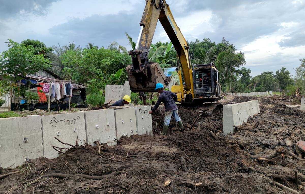 tanam mangrove pt timah di karimun PT Timah Tbk membangun penahan abrasi di Pulau Kundur, Kabupaten Karimun. (dok. PT Timah)