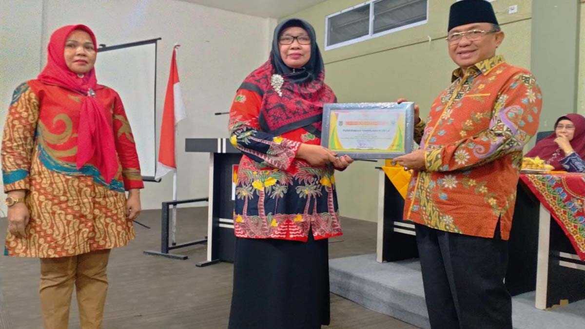 Puskesmas Tembilahan Hulu terinovatif di Inhil Bupati Inhil HM Wardan menyerahkan piagam penghargaan Kepala Puskesmas Hulu Rosdina, sebagai salah satu puskesmas terinovatif. (foto: istimewa)
