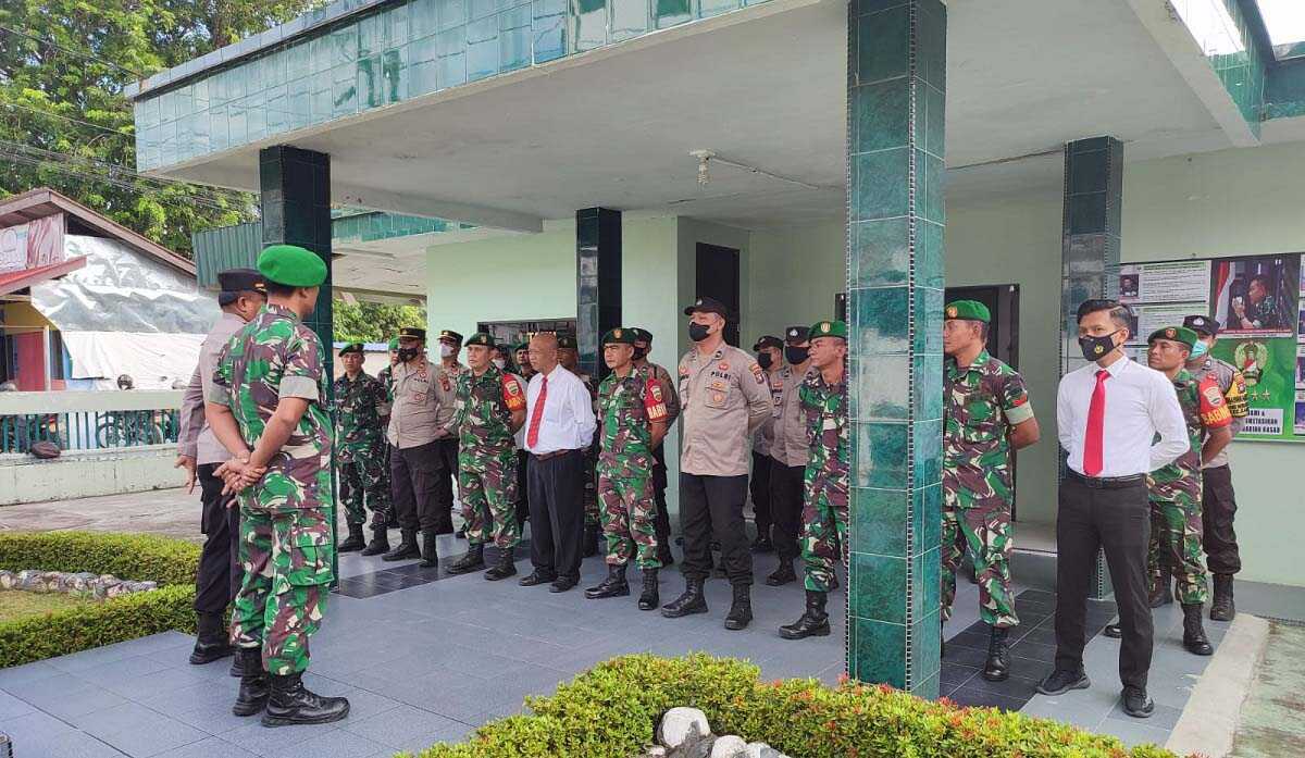 Polsek Balai Karimun bersama Koramil 01 menggelar apel bersama untuk menjaga soliditas di Mapolsek Balai Karimun, Rabu (9/11/2022). (foto: Dok. Humas Polres Karimun)