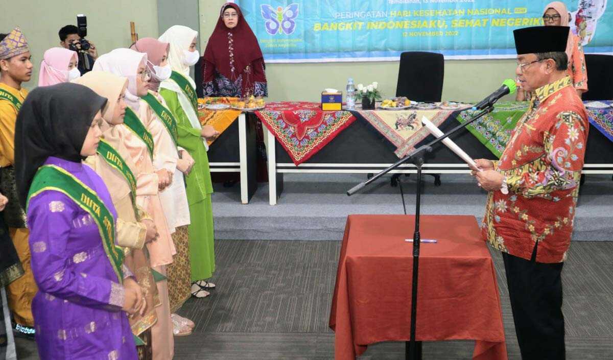 Bupati Inhil HM Wardan mengukuhkan Duta Stunting Inhil 2022. (foto: Dok. Dinkes Inhil)