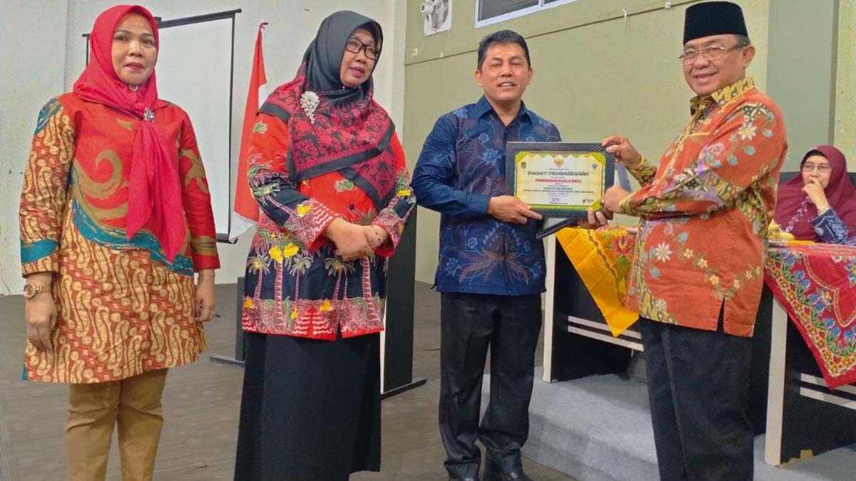 Bupati Inhil HM Wardan menyerahkan penghargaan kepada tiga puskesmas terinvatif bersempena HKN ke-58. (foto: istimewa)
