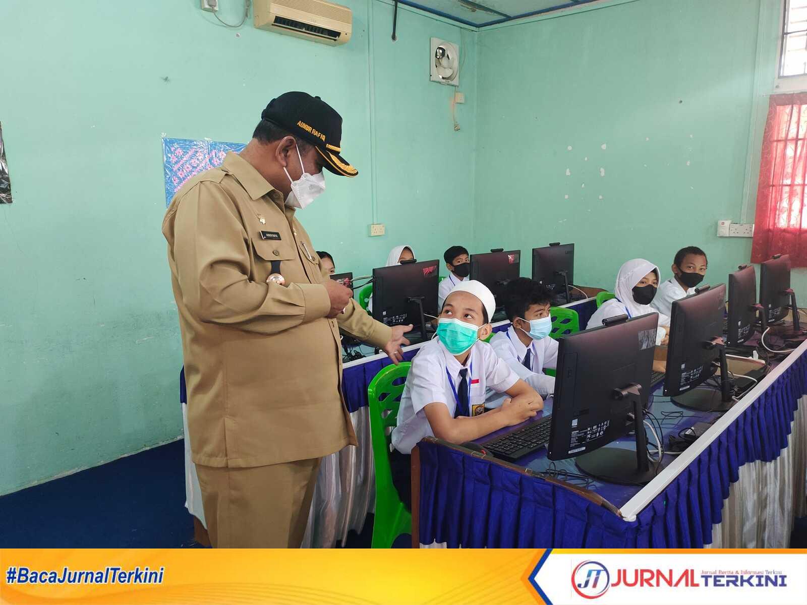 PPDB siswa baru karimun Bupati Karimun Aunur Rafiq saat meninjau kegiatan belajar mengajar di SMP Negeri 1 Tebing (JurnalTerkini.id/yogi)