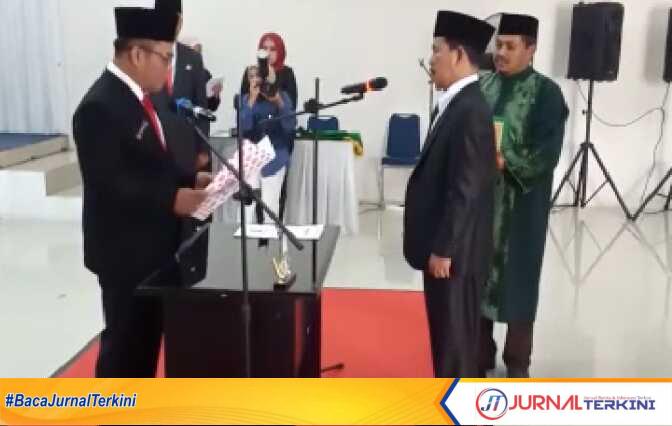 Ketua DPRD Muratara melantik Hamzah, PAW dari Fraksi PKB. (JurnalTerkini.id/alambudikesuma)