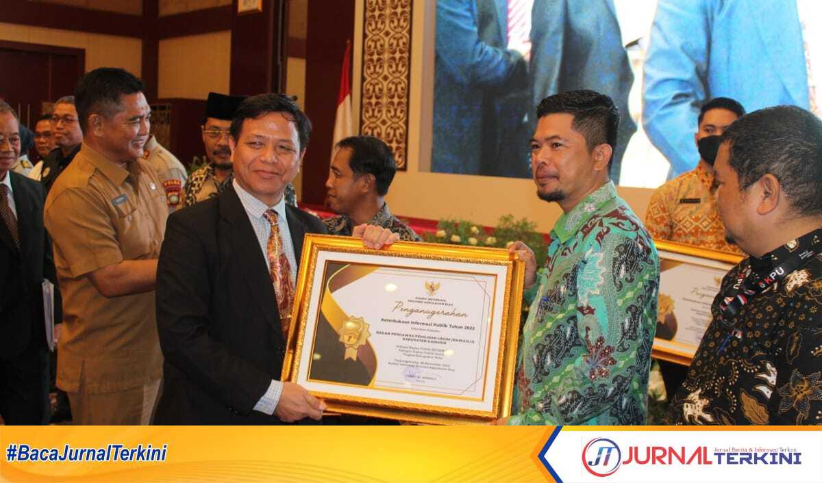 IMG-20221209-WA0031 Ketua Bawaslu Karimun Nurhidayat (kanan) menerima penghargaan kualifikasi informatif 2022 kategori badan publik vertikal tingkat kabupaten kota dari KIP Kepri beberapa waktu lalu. (Foto: Dokumen Bawaslu Karimun)
