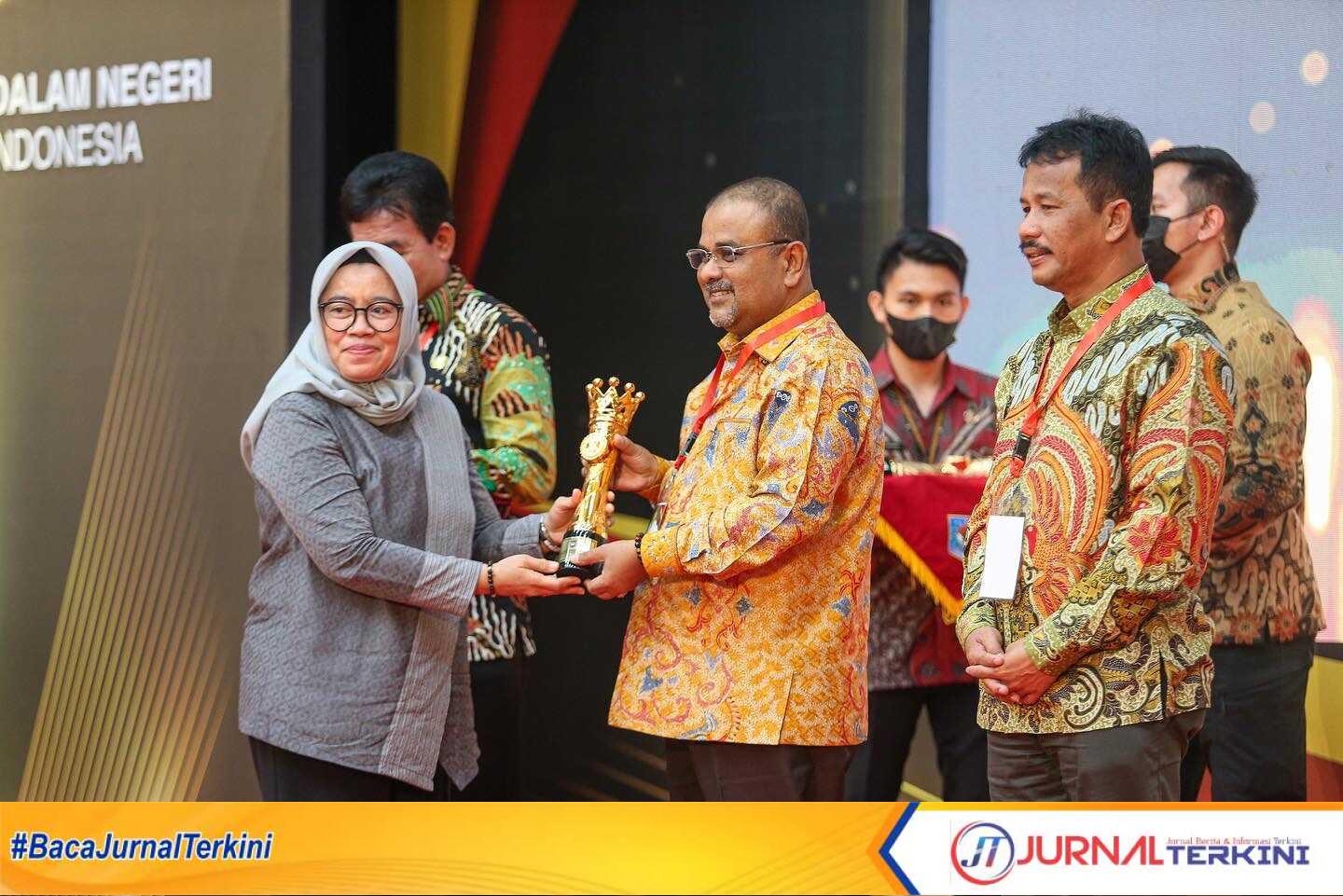 Bupati Karimun Aunur Rafiq menerima penghargaan dari Kementerian Dalam Negeri tentang daerah perbatasan terinovatif. (Dok. Diskominfo Karimun)