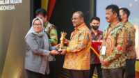 Karimun perbatasan terinovatif Bupati Karimun Aunur Rafiq menerima penghargaan dari Kementerian Dalam Negeri tentang daerah perbatasan terinovatif. (Dok. Diskominfo Karimun)