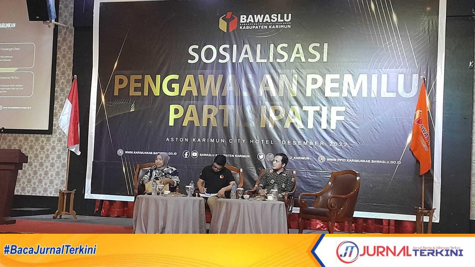 IMG-20221226-WA0009 Ketua Bawaslu Karimun Nurhidayat (tengah) didampingi anggota Tiuridah Silitonga dan Muhammad Fadli menjadi narasumber dalam acara sosialisasi pengawasan partisipatif Pemilu di ballroom Hotel Aston Karimun City, Sabtu (24/12/2022). (JurnalTerkini.id/rusdi)