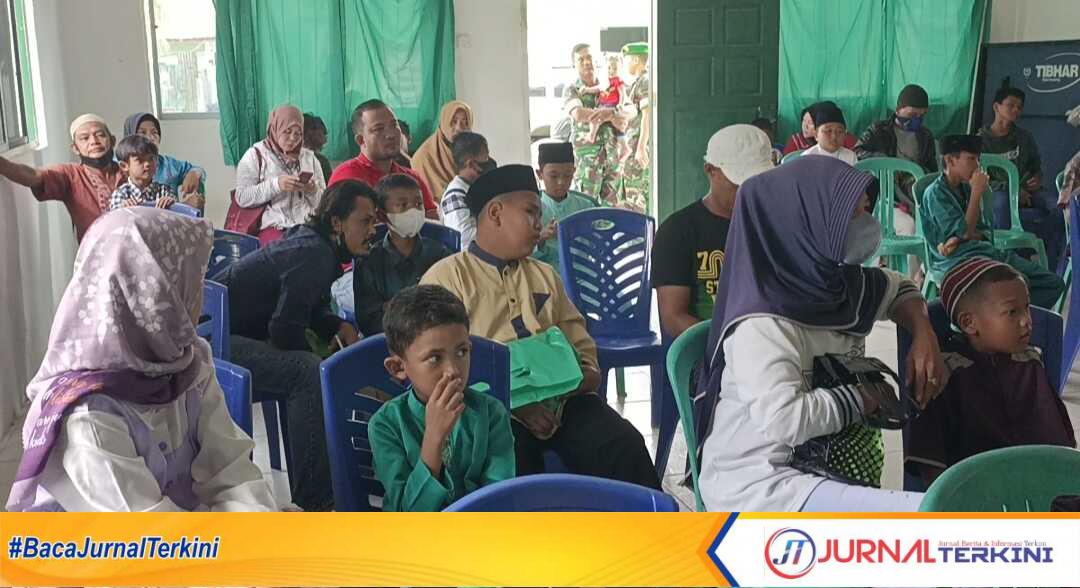 IMG_20221214_124719 Foto saat sejumlah anak sedang menunggu antrean agar mendapat tindakan dari dokter, pada kegiatan sunat massal yang digelar oleh Kodim 0317/TBK. Foto (Jurnal/Tri)