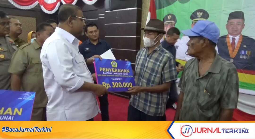 Foto saat Bupati Karimun, Aunur Rafiq menyerahkan bantuan secara simbolis kepada masyarakat, Selasa (13/12/2022). (JurnalTerkini.id/Tri)