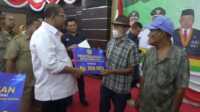 IMG_20221214_200641 Foto saat Bupati Karimun, Aunur Rafiq menyerahkan bantuan secara simbolis kepada masyarakat, Selasa (13/12/2022). (JurnalTerkini.id/Tri)