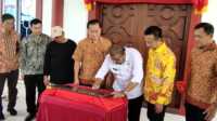 Bupati Karimun Aunur Rafiq menandatangani prasasti peresmian gedung Marga Zheng di Tanjung Balai Karimun, Jumat (16/12/2022). (JurnalTerkini.id l/yogi)