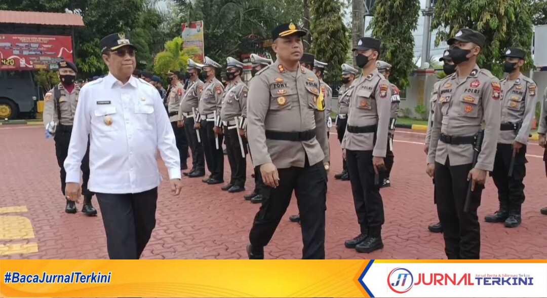 Foto saat Kapolres Karimun, AKBP Tony Pantano bersama Wakil Bupati Karimun, Anwar Hasyim saat melakukan pengecekan pertugas gabungan saat Apel Gelar Pasukan di Mako Polres Karimun. (Jurnal/tri)
