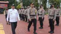 Foto saat Kapolres Karimun, AKBP Tony Pantano bersama Wakil Bupati Karimun, Anwar Hasyim saat melakukan pengecekan pertugas gabungan saat Apel Gelar Pasukan di Mako Polres Karimun. (Jurnal/tri)