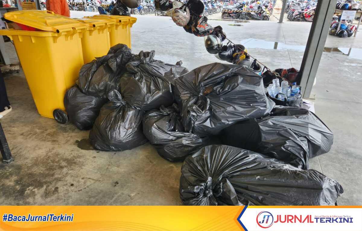 Beberapa kantong sampah plastik yang dikumpulkan karyawan PT Saipem Indonesia Karimun Yard sebagai dukungan terhadap Program Sedekah Sampah yang dicanangkan Dinas Lingkungan Hidup Karimun. (Foto: Dokumentasi Pribadi)