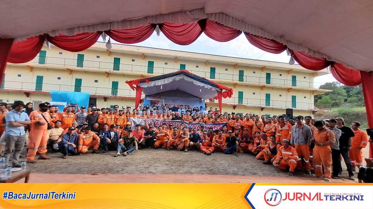 Manajemen dan karyawan yang habis kontraknya berfoto bersama dalam acara syukuran yang digelar, Kamis (29/12/2022) di area perusahaan. (foto: JurnalTerkini.id/Rusdi)