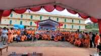 Manajemen dan karyawan yang habis kontraknya berfoto bersama dalam acara syukuran yang digelar, Kamis (29/12/2022) di area perusahaan. (foto: JurnalTerkini.id/Rusdi)