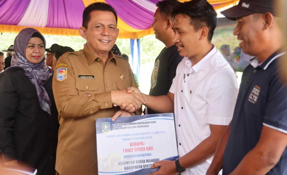 Gubernur Kepri Ansar Ahmad secara simbolis menyerahkan bantuan untuk kelompok tani dan perikanan di Kabupaten Bintan, Senin (26/12/2022). (Diskominfo Kepri)