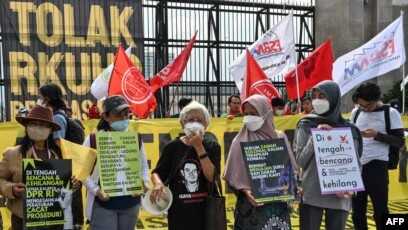 demonstrasi KUHP Aktivis melakukan demonstrasi menentang pengesahkan KUHP di luar gedung parlemen di Jakarta. (Foto: AFP/Adek Berry)