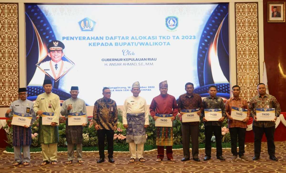 Gubernur Kepri Ansar Ahmad berfoto bersama pimpinan instansi dan perwakilan 7 Kabupaten kota usai penyerahan DIPA dan TKD 2023. (Foto: istimewa)
