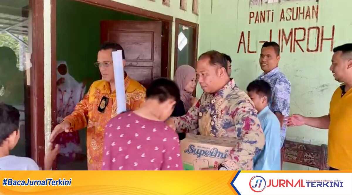 Dirreskrimum Polda Sumsel menyerahkan bantuan dalam bakti sosial di anak yatim di Panti Asuhan Al Umroh, Jumat (9/12/2022). (Foto: JurnalTerkini.id/alam budi kusuma