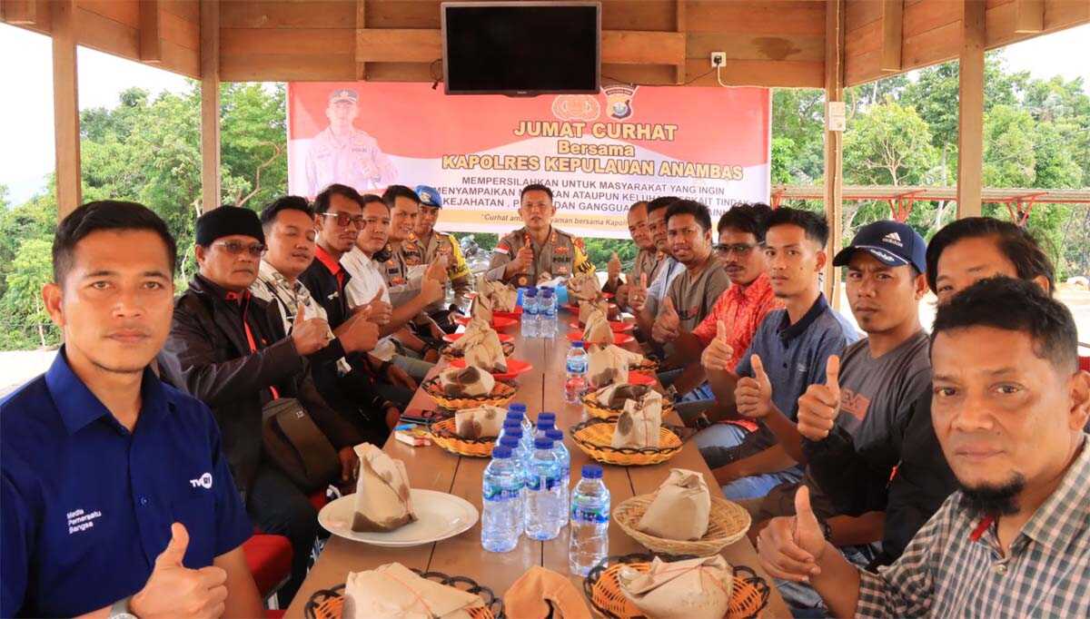 jumat curhat kapolres anambas Jumat Curhat, Kapolres Kepulauan Anambas AKBP Syafruddin Semidang Sakti berdiskusi dengan sejumlah jurnalis. (Humas Polres Anambas)