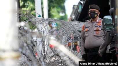 laporan komnas ham Seorang petugas polisi berjaga di luar gedung Pengadilan Negeri Jakarta Timur saat persidangan ulama Rizieq Shihab digelar di Jakarta, pada 27 Mei 2021. (Foto: Reuters/Ajeng Dinar Ulfiana)