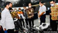 mobil listrik buatan Indonesia Presiden RI Jokowi dan Menteri Perindustrian Agus Gumiwang Kartasasmita saat peluncuran mobil listrik buatan Indonesia. (Foto: Kemenperin)
