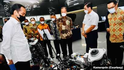 Presiden RI Jokowi dan Menteri Perindustrian Agus Gumiwang Kartasasmita saat peluncuran mobil listrik buatan Indonesia. (Foto: Kemenperin)