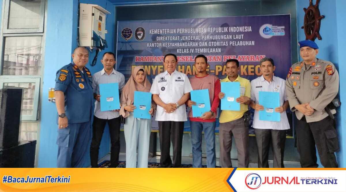 Kepala KSOP Kelas IV Tembilahan berfoto bersama penerima e-pas kecil kapal di bawah GT-7. (JurnalTerkini.id/abdullah)