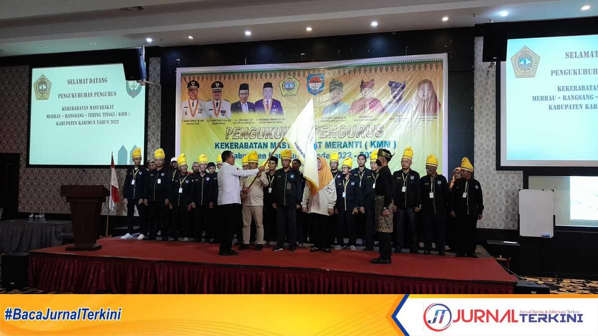 pelantikan KMM KARIMUN Gubernur Kepri Ansar Ahmad melantik pengurus Kekerabatan Masyarakat Meranti (KMM) Karimun. Gubernur menyerahkan pataka kepada Ketua KMM Karimun Wan Abdul Rahman (JurnalTerkini.id/rusdi)