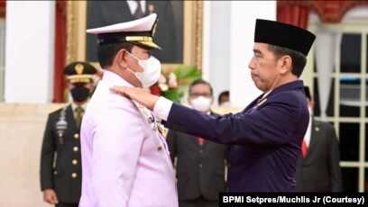 Presiden Joko Widodo melantik dan mengambil sumpah jabatan Laksamana TNI Yudo Margono sebagai Panglima Tentara Nasional Indonesia (TNI), pada Senin, 19 Desember 2022. (Foto: BPMI Setpres/Muchlis Jr)
