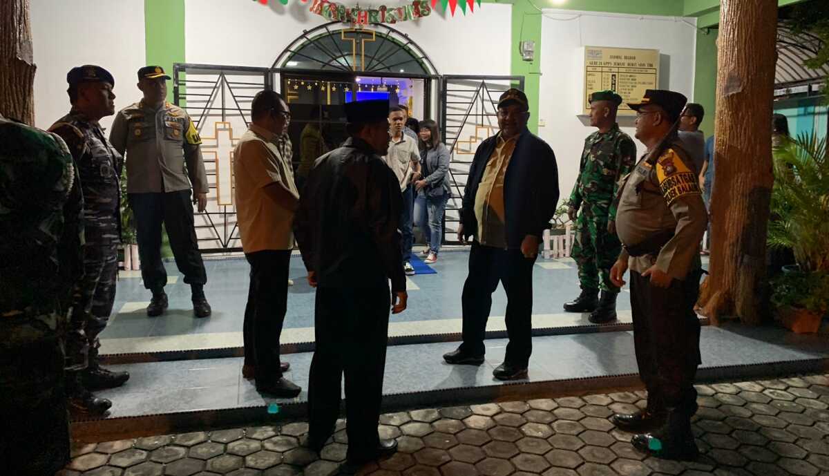 Bupati Karimun Aunur Rafiq, Kapolres Karimun AKBP Tony Pantano bersama unsur FKPD lainnya meninjau pengamanan misa Natal di Gereja Bukit Sion, Tanjung Balai Karimun, Sabtu (24/12/2022) malam. (Dok. Humas Polres Karimun)