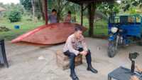 polsek Tembilahan Hulu Kapolsek Tembilahan Hulu Iptu Ricky Marzuki menyiapkan bantuan sampan untuk keluarga Talip. (JurnalTerkini.id/Abdullah)
