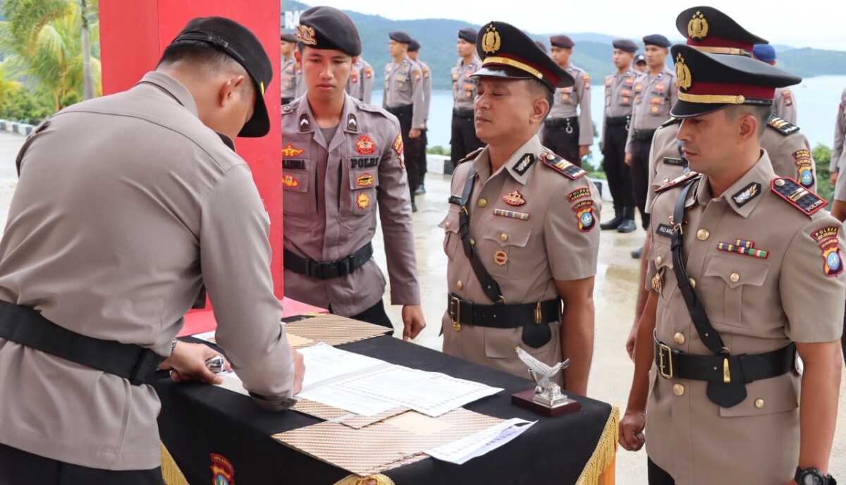 sertijab polres anambas Kapolres Kepulauan Anambas AKBP Syafrudin Semidang Sakti menandatangani SK sertijab 7 pejabat utama di Mapolres Kepulauan Anambas, Senin (19/12/2022). (Dok. Humas Polres Kepulauan Anambas)