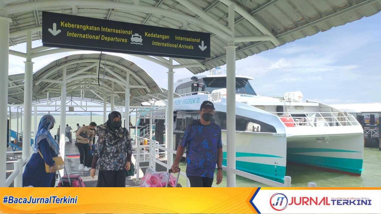 Lalu Lintas penumpang di Pelabuhan Internasional Tanjung Balai Karimun (JurnalTerkini.id/yogi)
