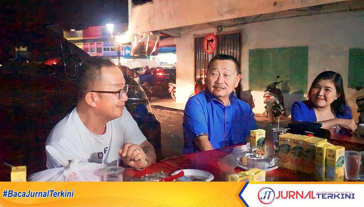 Bobby Jayanto melayat tan boon heng Bobby Jayanto (tengah) saat melayat seorang warga Jalan Temiang, Tanjungpinang. (foto: JurnalTerkini.id/Anton)