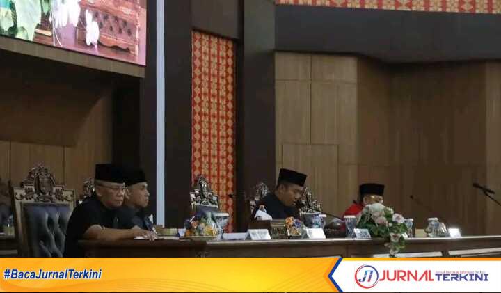 Pimpinan DPRD Kota Lubuklinggau dihadiri wali kota memimpin rapat paripurna membahas 29 raperda 2023, di Gedung DPRD Kota Lubuklinggau, Senin (30/1/2023). (JurnalTerkini.id/alam budi kesuma)