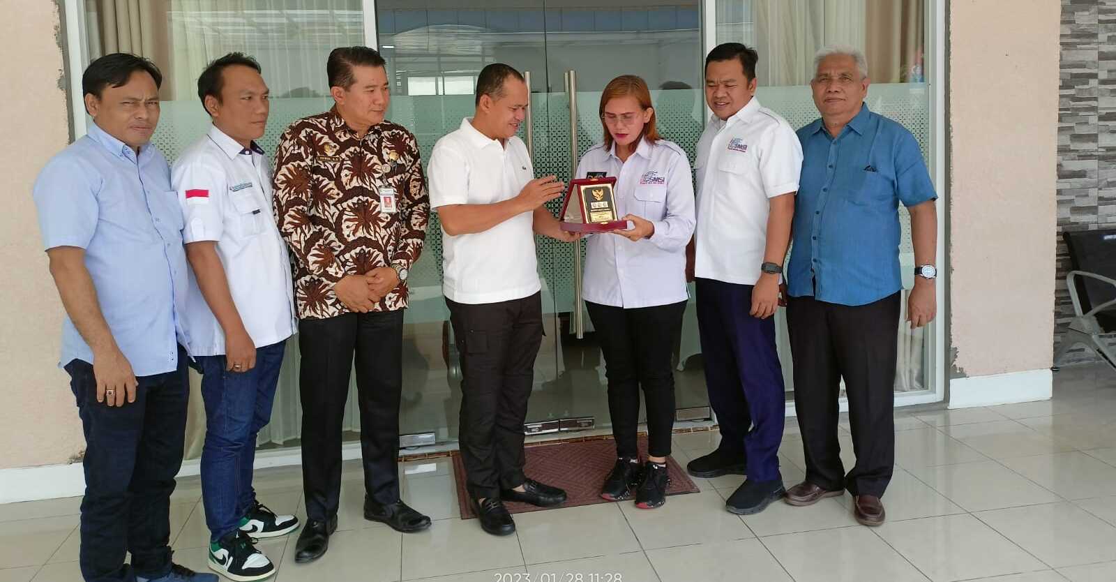 Ekspedisi Toba hpn smsi Bupati Batubara Zahir menerima cinderamata dari SMSI dalam kunjungan di rumah dinasnya, Sabtu (281/2023). (Dok. SMSI)