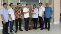 Ekspedisi Toba hpn smsi Bupati Batubara Zahir menerima cinderamata dari SMSI dalam kunjungan di rumah dinasnya, Sabtu (281/2023). (Dok. SMSI)