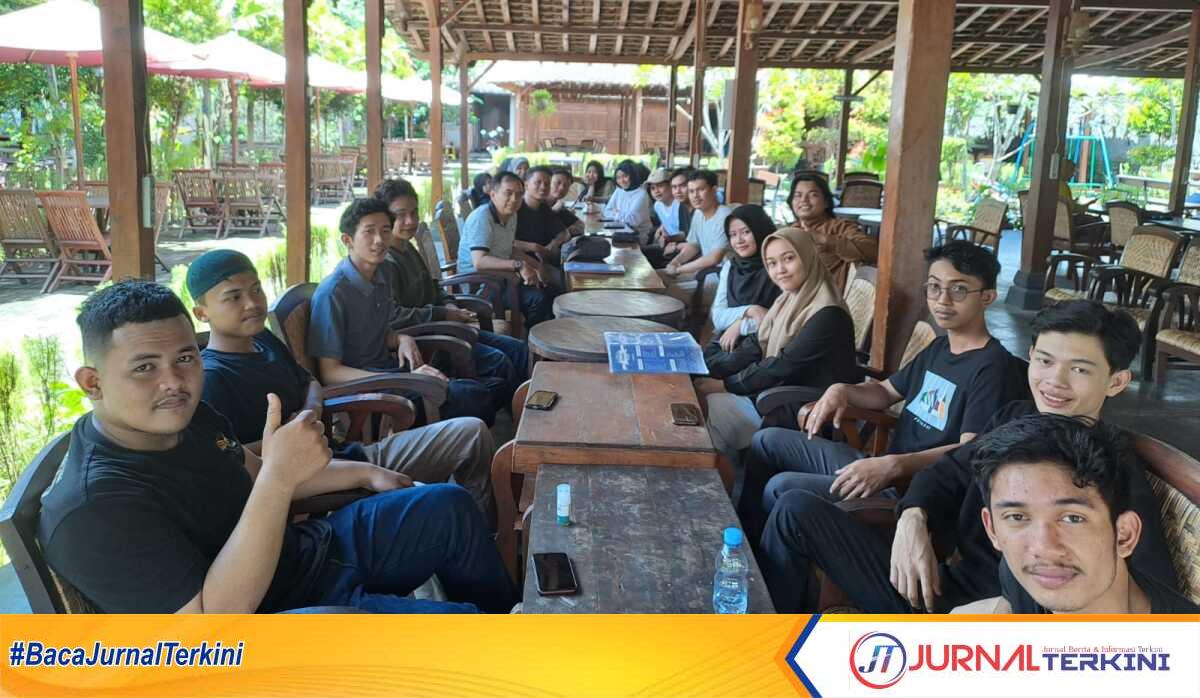 Silaturahmi puluhan mahasiswa Asal Inhil di Yogyakarta bersama Ketua DPRD Inhil Ferryandi, Sabtu (7/1/2023). (Foto: JurnalTerkini.id/abdullah)