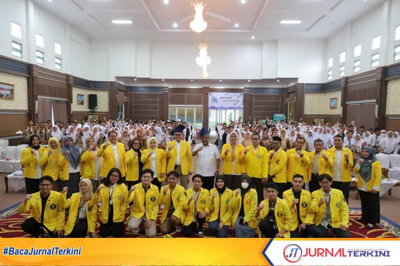 Bupati Karimun Aunur Rafiq (kemeja putih) berpotensi bersama mahasiswa usai acara Iluni dan Mahasiswa UI Goes to High School di Gedung Nilam Sari, Kantor Bupati Karimun, Selasa (24/1/2023). (JurnalTerkini.id/yogi)