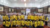 IMG-20230124-WA0027 Bupati Karimun Aunur Rafiq (kemeja putih) berpotensi bersama mahasiswa usai acara Iluni dan Mahasiswa UI Goes to High School di Gedung Nilam Sari, Kantor Bupati Karimun, Selasa (24/1/2023). (JurnalTerkini.id/yogi)