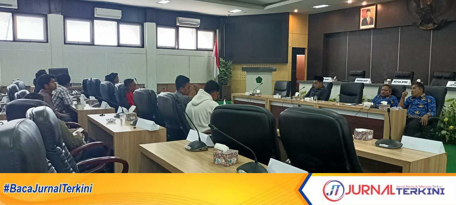 GAM Jatim Audiensi DPRD Pamekasan, minta Pilkades serentak 2023 digelar. (Dok. Moh. Rofiki)