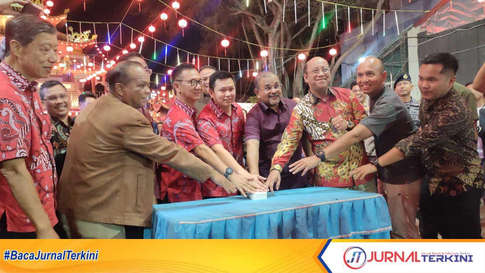 Penekanan tombol sirine peresmian Pesta Lampion memeriahkan tahun baru Imlek di Meral, Kabupaten Karimun, Sabtu (7/1/2023) malam. (Foto: JurnalTerkini.id/yogi)