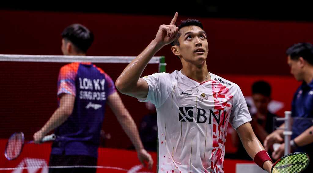 Jonatan Christie ketika melawan pebulutangkis Singapura, Loh Kean Yew dalam BWF World Tour Final 2022 pada Desember lalu. (Kredit foto: bwfbadminton.com)